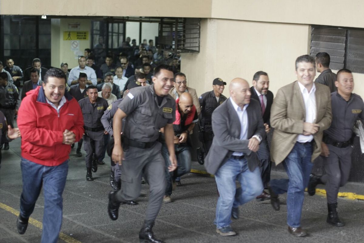 La carrera por ocupar un lugar en el bus del Sistema Penitenciario arrancó en el sótano de la Torre de Tribunales, (Foto Prensa Libre: E. Bercian)