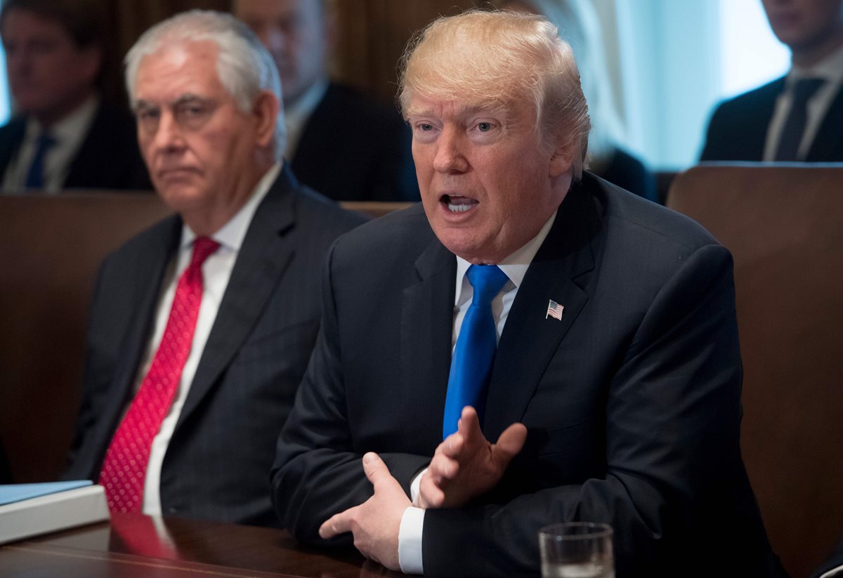 Donald Trump destituyó a Rex Tillerson del cargo de secretario de Estado y en su lugar nombro a quien era jefe de la CIA. (Foto Prensa Libre: AFP)