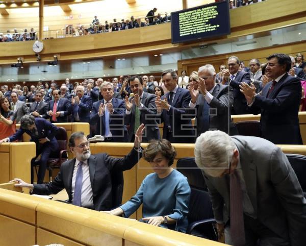 El jefe del Ejecutivo Mariano Rajoy recibe la ovación de los parlamentarios del senado, tras su intervención para urgir la aprobación del artículo 155, para intervenir a Cataluña. (Foto Prensa Libre: EFE)