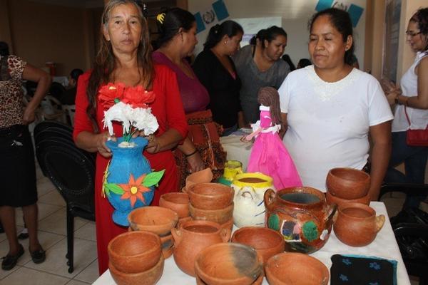 Mujeres muestran algunos de los productos que elaboran en los programas de capacitación, en Jutiapa. (Foto Prensa Libre: Óscar González) <br _mce_bogus="1"/>