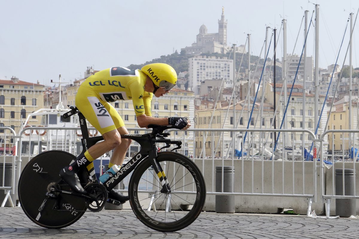 Chris Froome durante la etapa 20 del Tour de Francia. (Foto Prensa Libre: AP)
