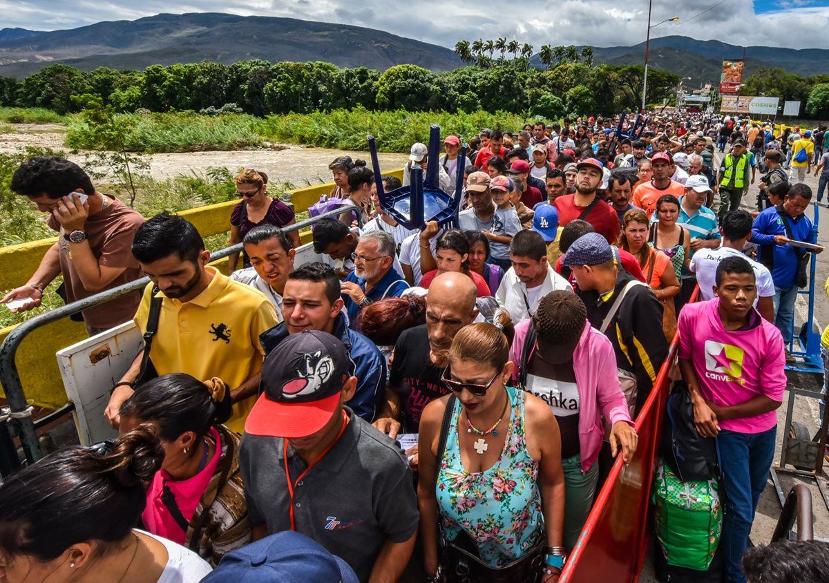 Venezolanos cruzan la frontera con Colombia para comprar comida ante la incertidumbre de la huelga de dos días. (Foto Prensa Libre: AFP)