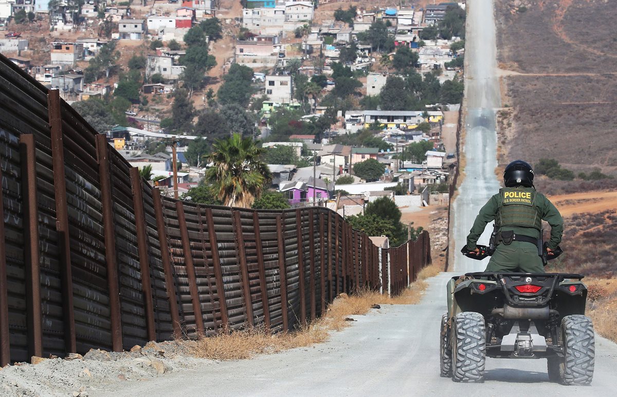 Un agente de la Patrulla Fronteriza vigila la frontera sur estadounidense con México. (Foto Prensa Libre: Hemeroteca PL)