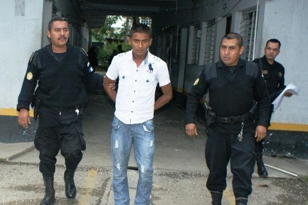 Creslin Alveri López, sindicado de asalto, permanece en la Comisaría 62, en San Benito. (Foto Prensa Libre: Rigoberto Escobar)