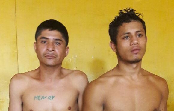 Henry Wilfredo Paredes Hernández, de 32 años, y Marcos Isaías Arévalo Tello, 21, fueron capturados sindicados de extorsionar y asesinar a pilotos de transporte público. (Foto Prensa Libre: Melvin Popá)