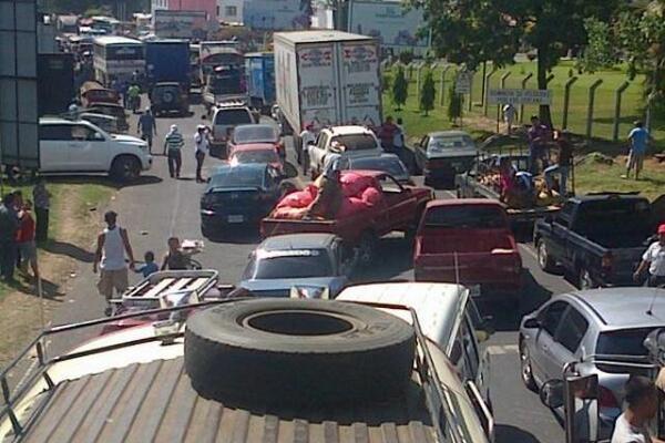Bloqueo genera largas filas de vehículos en km 166 de la ruta al Pacífico. (Foto Prensa Libre: Danilo López) <br _mce_bogus="1"/>