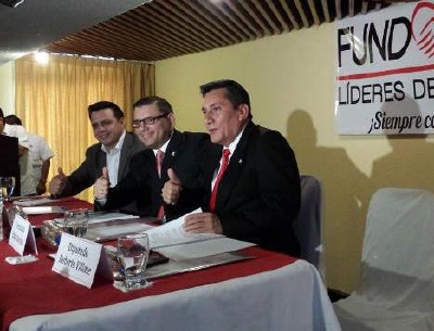 Nery Rodas,  izquierda, junto a Manuel Baldizón y Roberto Villate durante el evento. (Foto Prensa Libre: Jessica Gramajo)