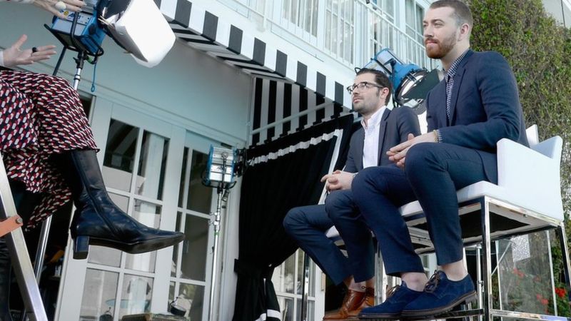 Los artistas británicos Sam Smith y Jimmy Napes, compositores y cantantes, luciendo tobillos desnudos. (Getty Images).