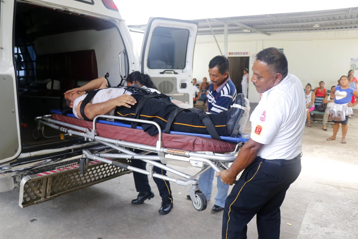 El bombero voluntario Luis Marroquín es ingresado a la emergencia del Seguro Social de Retalhuleu. (Foto Prensa Libre: Rolando Miranda)