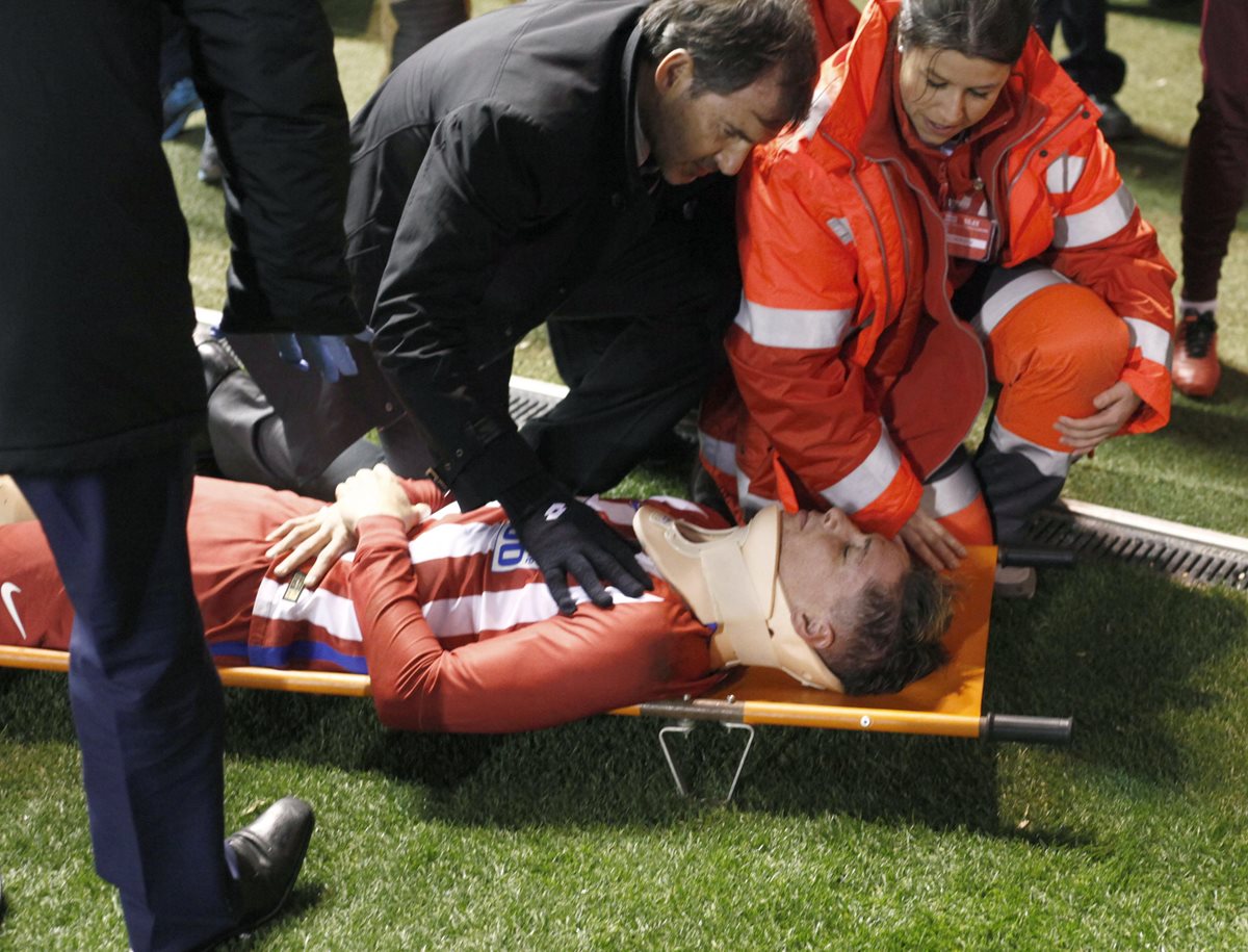 Fernando Torres es sacado del terreno de juego en camilla luego de recibir un fuerte golpe en los últimos minutos del partido. (Foto Prensa Libre: EFE)