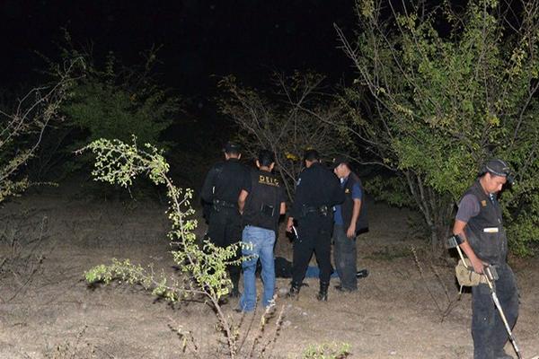 Los fiscales y la Policía inspeccionan la escena donde fue encontrado un hombre con heridas de arma blanca en el cuello. (Foto Prensa Libre: Erick de la Cruz)