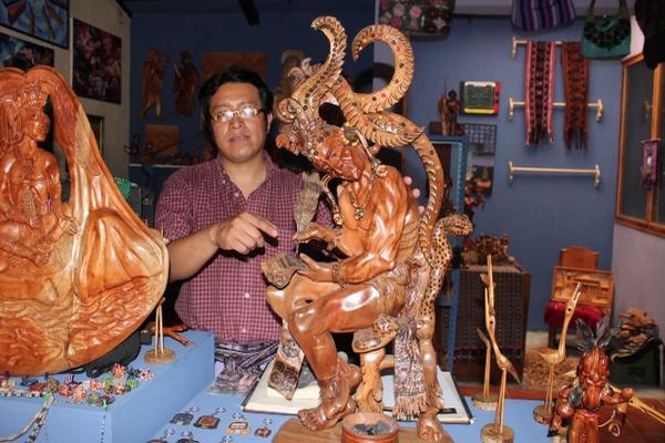 Diego Chávez muestra ícono del escribano indígena que rescató el Chilam Balam. (Foto Prensa Libre: Édgar R. Sáenz)<br _mce_bogus="1"/>