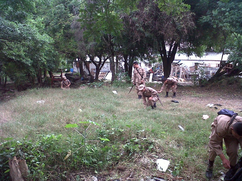 Jóvenes limpian áreas de los alrededores del Hospital Regional de Cuilapa, Santa Rosa. (Foto Prensa Libre: Oswaldo Cardona).