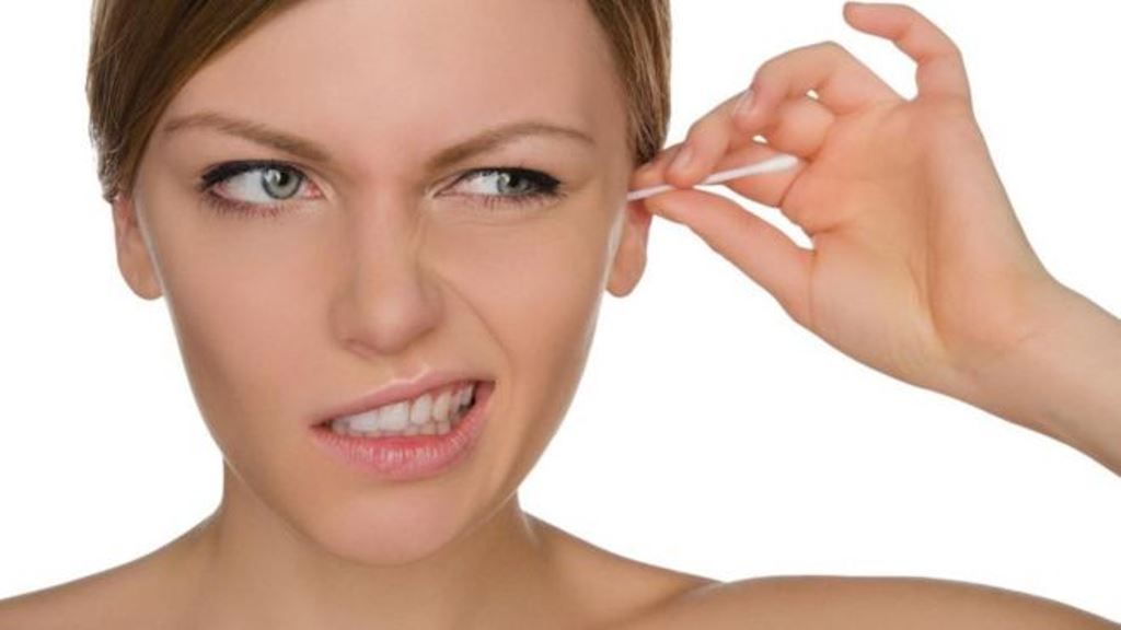 Además de lesiones en los oídos, usar bastoncitos aumenta el riesgo de que se cree un tapón de cerúmen, al empujar la cera hacia el interior del conducto auditivo. (GETTY IMAGES)