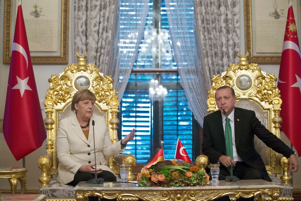 Ángela Mérkel, canciller alemana, se reúne con el presidente turco, Recep Tayyip Erdogan, para tratar la criris migratoria. Foto Prensa Libre: (AP)