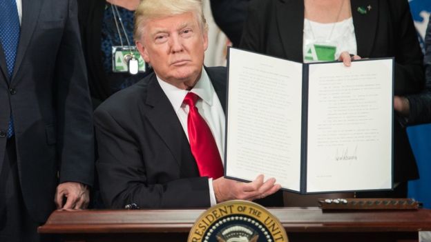 En enero, Donald Trump firmó una orden ejecutiva para autorizar la construcción de una barrera infranqueable en la frontera sur de su país. GETTY IMAGES