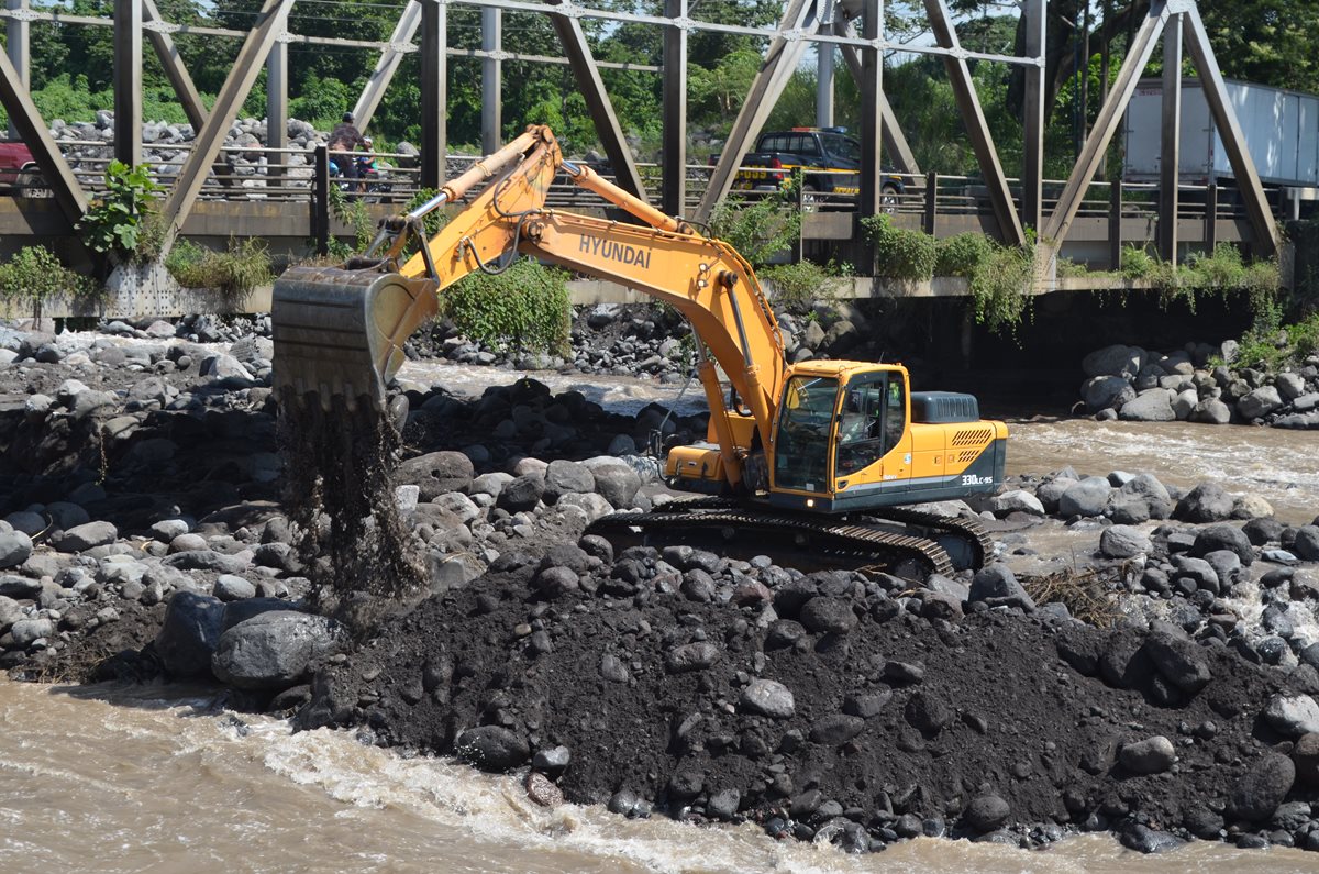 Máquina draga parte del río Samalá, en Retalhuleu. (Foto Prensa Libre: Jorge Tizol)