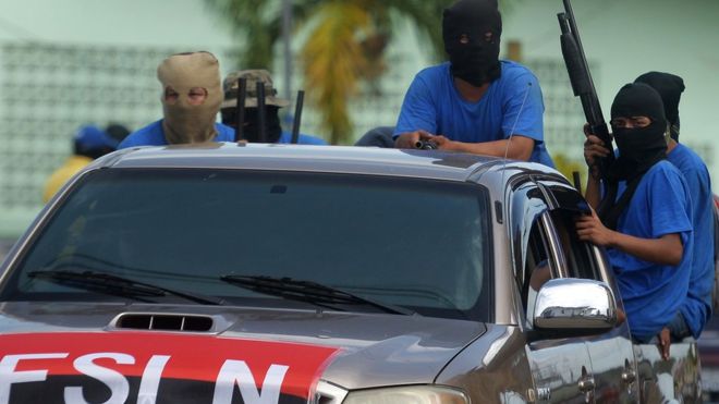 Ortega dice que los paramilitares no tienen ningún vínculo con su gobierno, pero muchos portan los símbolos de su partido. (AFP)