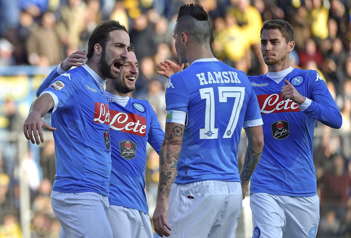 EL Napoli, campeón de invierto la semana pasada, buscará mantener la buena racha en el partido del domingo contra el Sassuolo. (Foto Prensa Libre: AP)
