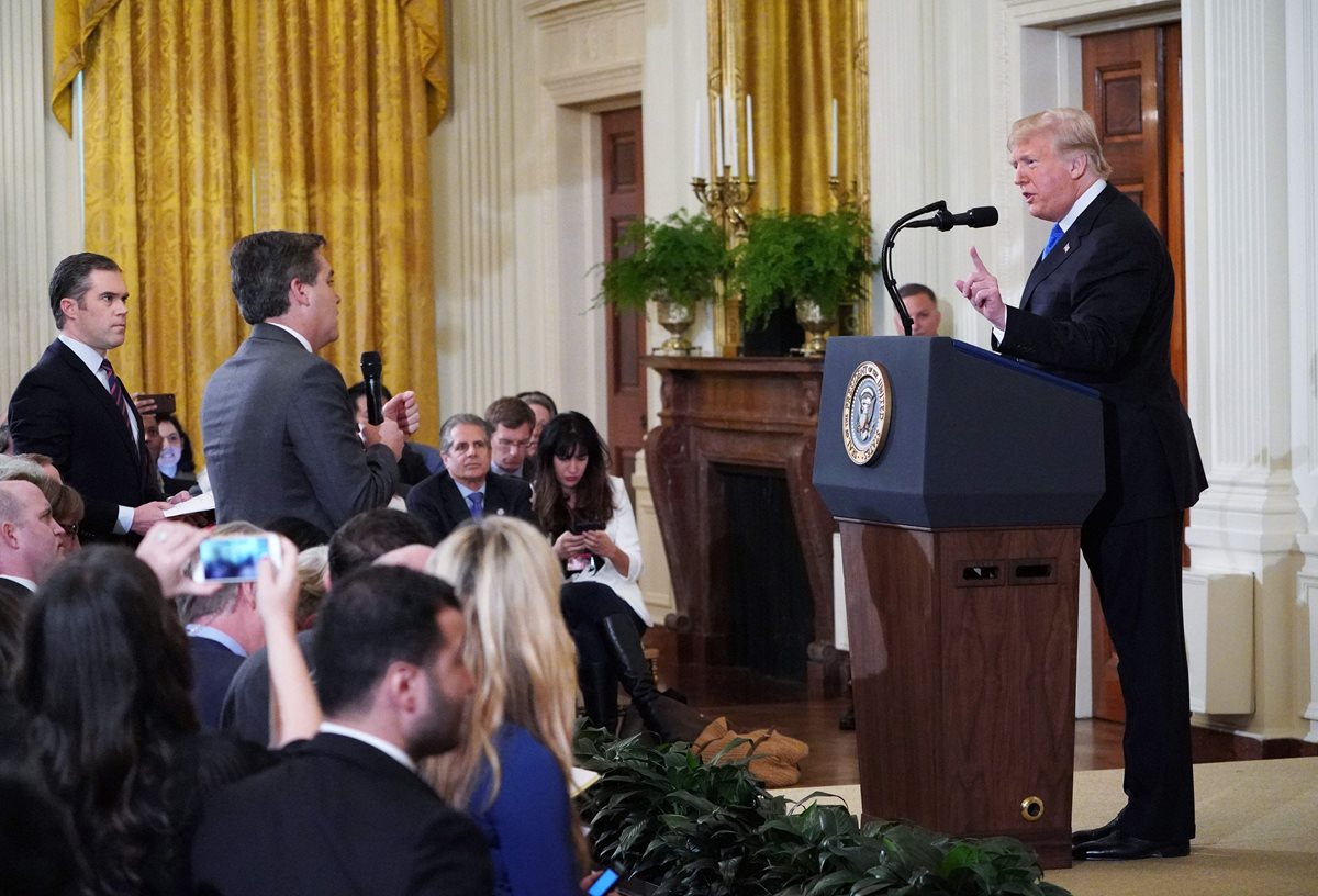 Periodista de CNN causó el enojo de Donald Trump con sus cuestionamientos y mandó quitarle el micrófono. (Foto Prensa Libre: AFP)