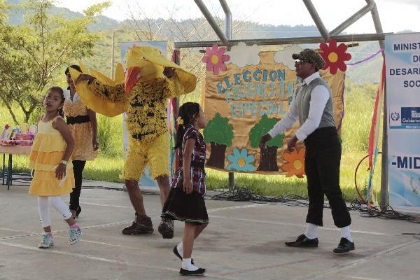 Un grupo de personas con capacidades especiales presenta una coreografía, en Rabinal, Baja Verapaz.