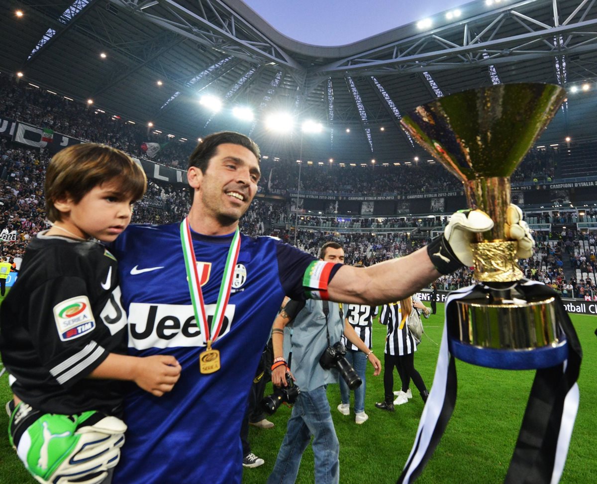 Fotografía de archivo tomada el 11 de mayo de 2013 que muestra al portero del Juventus Gianluigi Buffon con su hijo en brazos tras ganar la liga italiana. (Foto Prensa Libre: EFE)