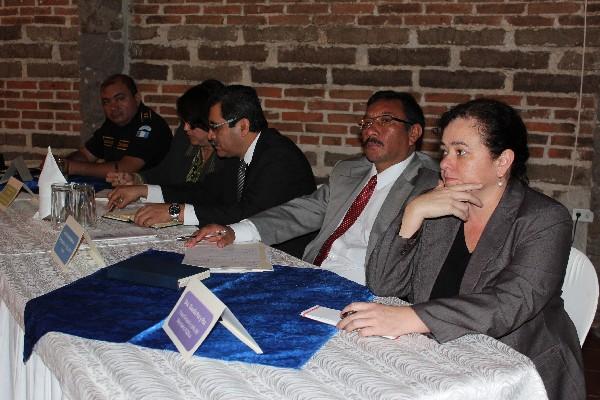 Claudia Paz   y Paz —derecha— anuncia en Huehuetenango la  instalación  de la nueva fiscalía.