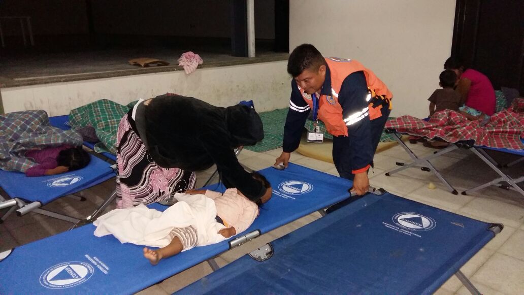 Personal de Conred brinda atención a personas evacuadas en Suchitepéquez. (Foto Prensa Libre: Conred)