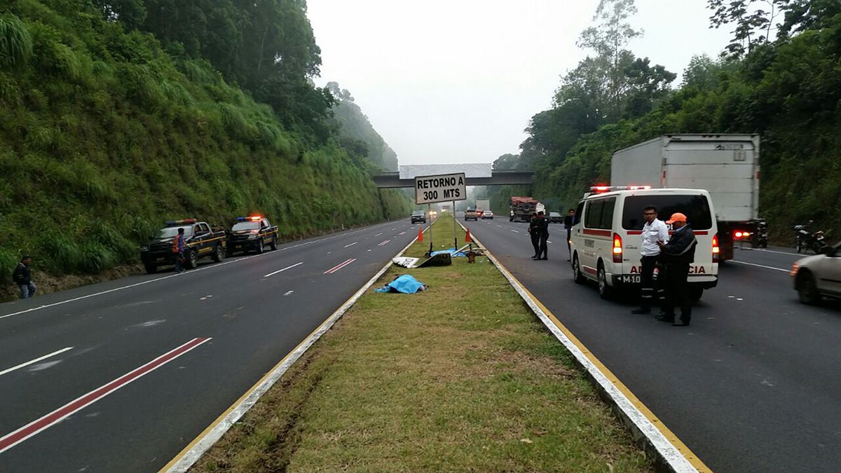 Los cuerpos de las víctimas quedaron en el arriate central de la autopista. (Foto Prensa Libre: Enrique Paredes).