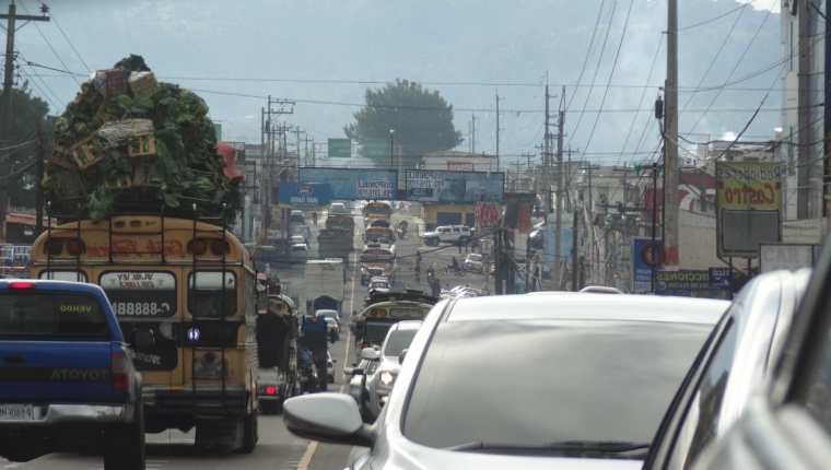 La circulación de vehículos es lenta en Chimaltenango y El Tejar pese a que hay asueto a escala nacional. (Foto Prensa Libre: Antonio Ixcot)