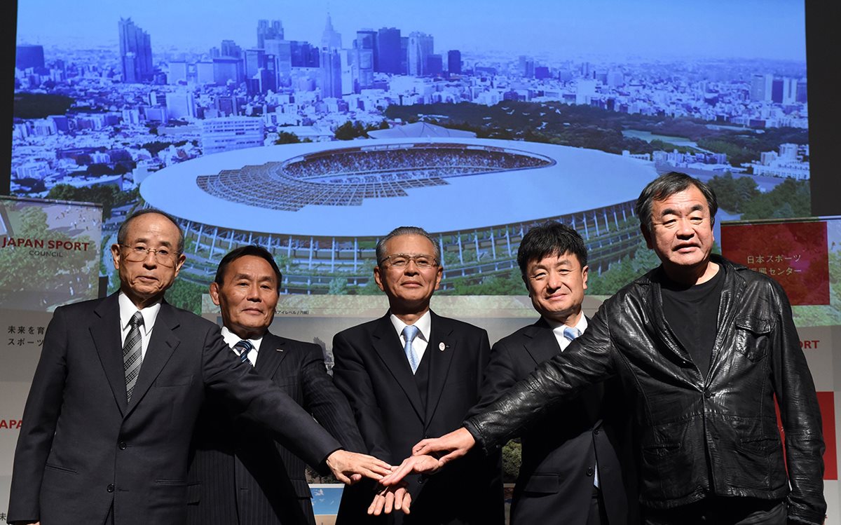 El proyecto aprobado para el estadio de los JJ.OO. de Tokyo 2020 es motivo de fuertes críticas. (Foto Prensa Libre: AFP)