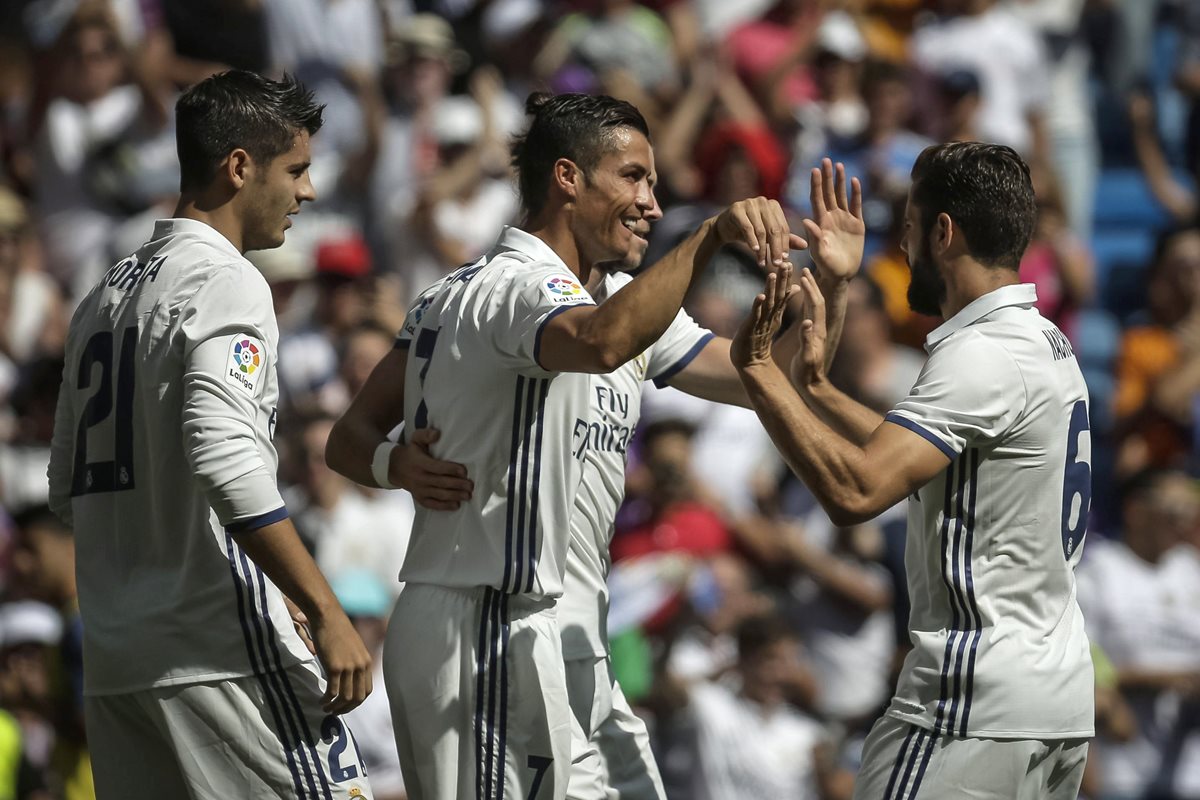 Cristiano Ronaldo festeja con sus compañeros, después de marcar un gol frente a Osasuna. (Foto Prensa Libre: EFE)