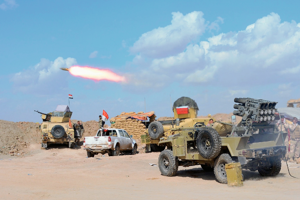 Fuerzas aliadas  disparan un misil hacia posiciones yihadistas en el norte de la provincia de Diyala. (Foto Prensa Libre: AFP)