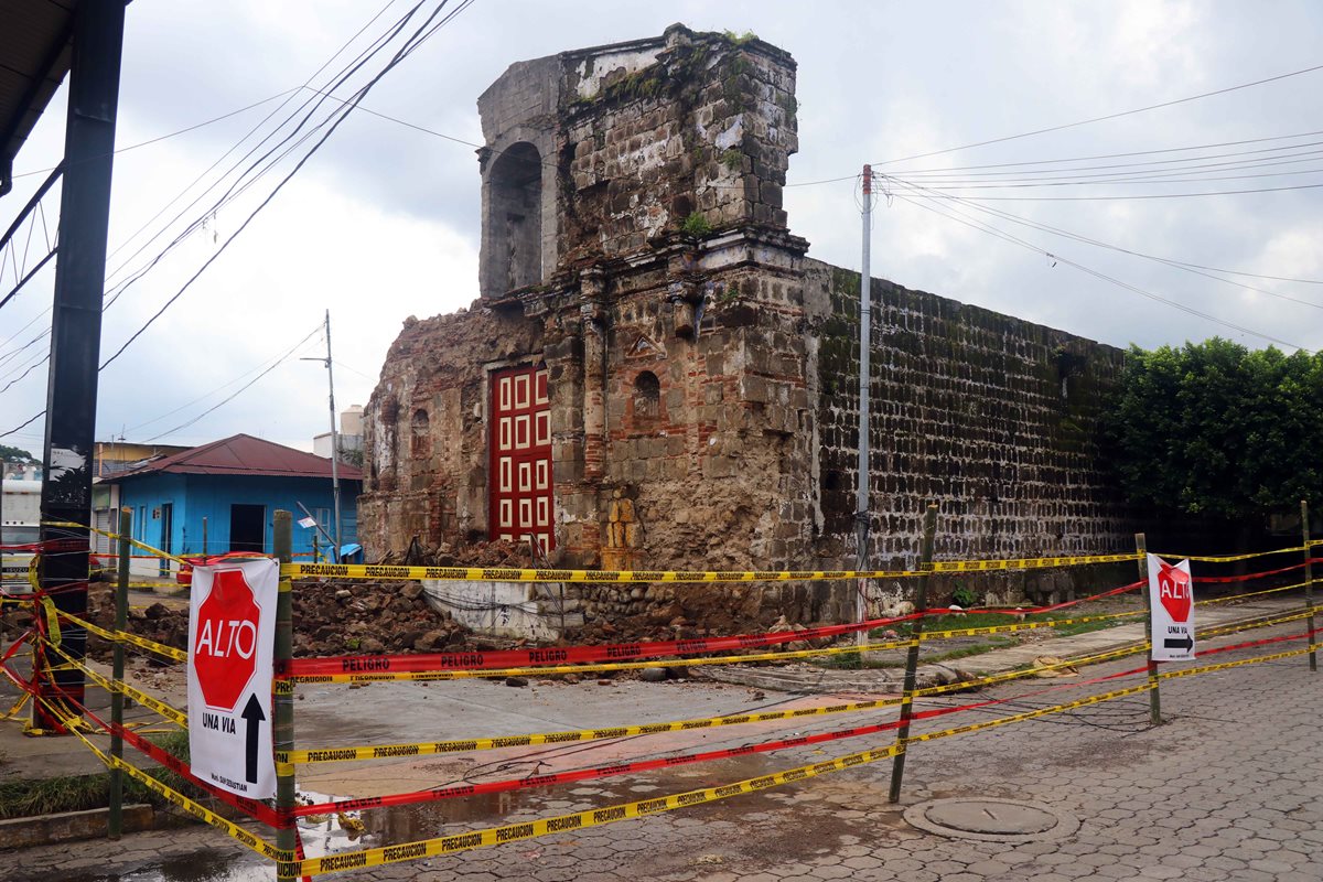 Iglesia Santa Lucía fue circulada como medida de prevención, ya que la estructura está a punto de colapsar. (Foto Prensa Libre: Rolando Miranda)