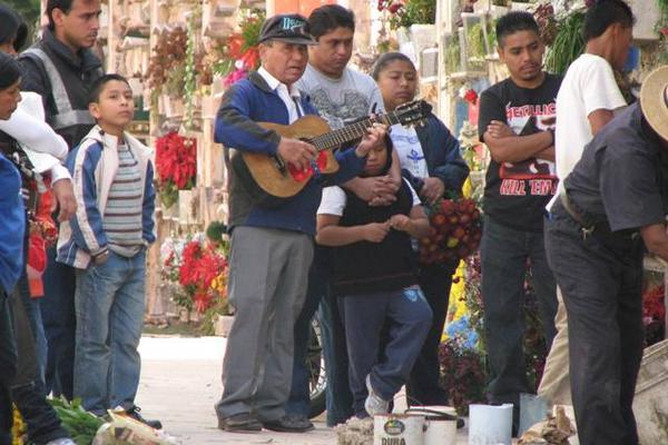 Celebran la Navidad junto a sus difuntos en los cementerios. (Foto Prensa Libre: Raúl Barreno)<br _mce_bogus="1"/>