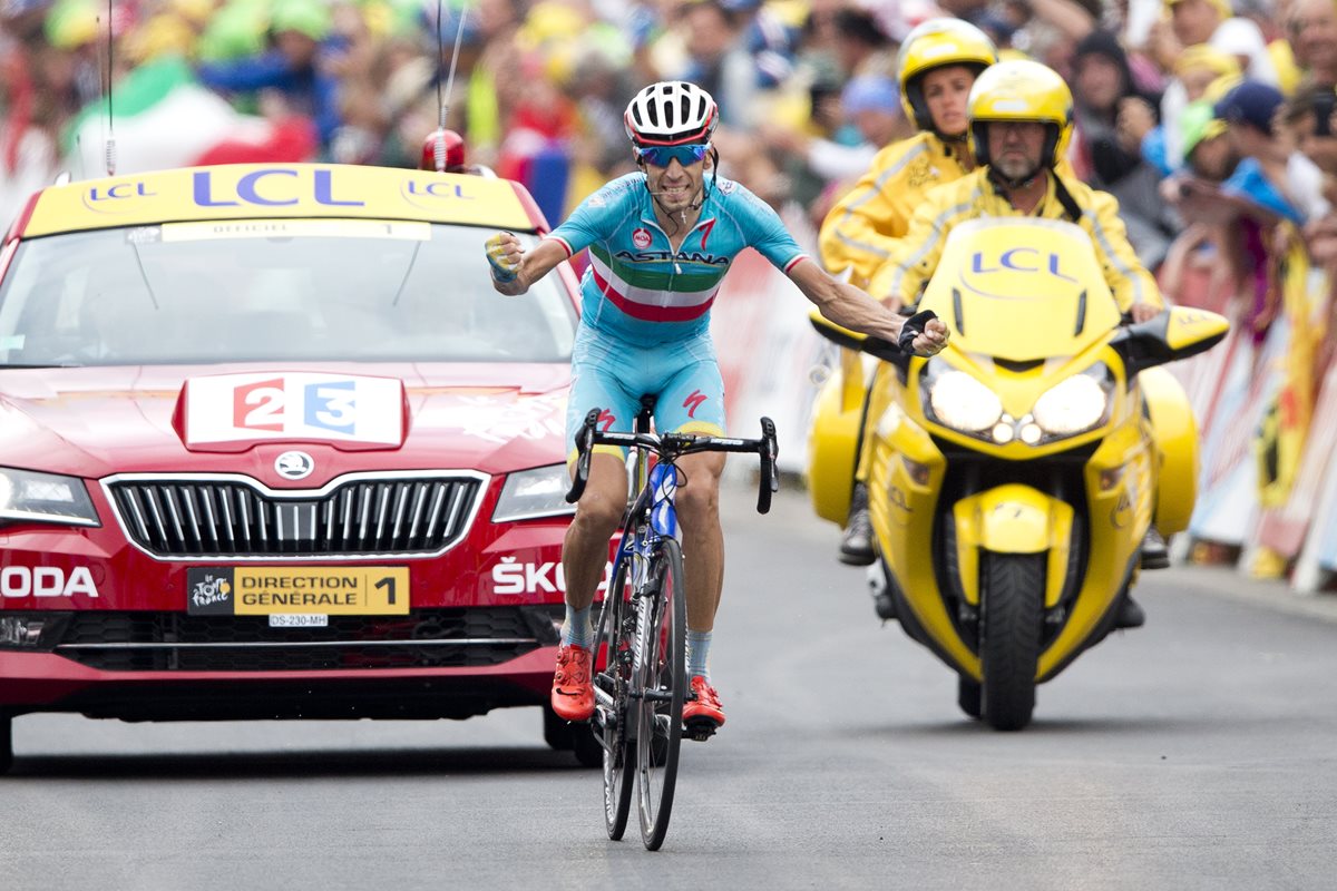 Vincenzo Nibali entró en solitario a la meta de la etapa 19 del Tour de Francia. (Foto Prensa Libre: AP)