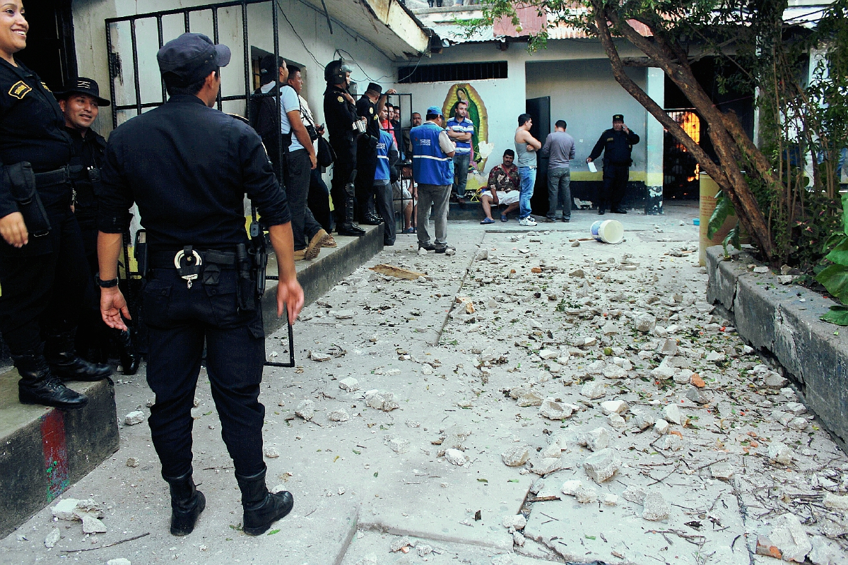 Agentes de la PNC ingresan a la prisión de la ciudad de Jutiapa para poner orden mientras se desarrollaba un diálogo entre autoridades y los inconformes. (Foto Prensa Libre: Óscar González)