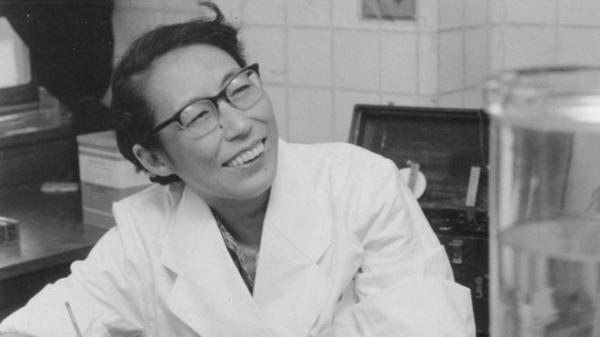 Utako Okamoto nació en Tokio en 1918. Esta foto fue tomada en su laboratorio en 1961. (Familia Okamoto)