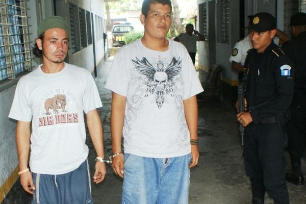 Los capturados son trasladados a la subestación de San Benito, Petén. (Foto Prensa Libre: Rigoberto Escobar)<br _mce_bogus="1"/>