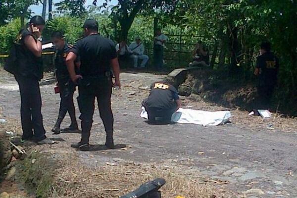 Investigadores examinan el cuerpo y la escena donde fue encontrado el comunicador Carlos Orellana Chávez. (Foto Prensa Libre: Danilo López). <br _mce_bogus="1"/>