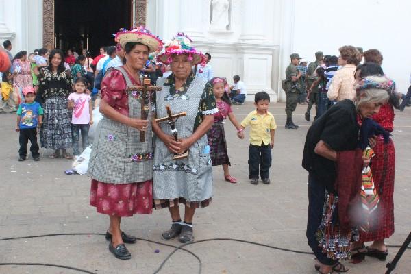 Mujeres salen con imágenes bendecidas.