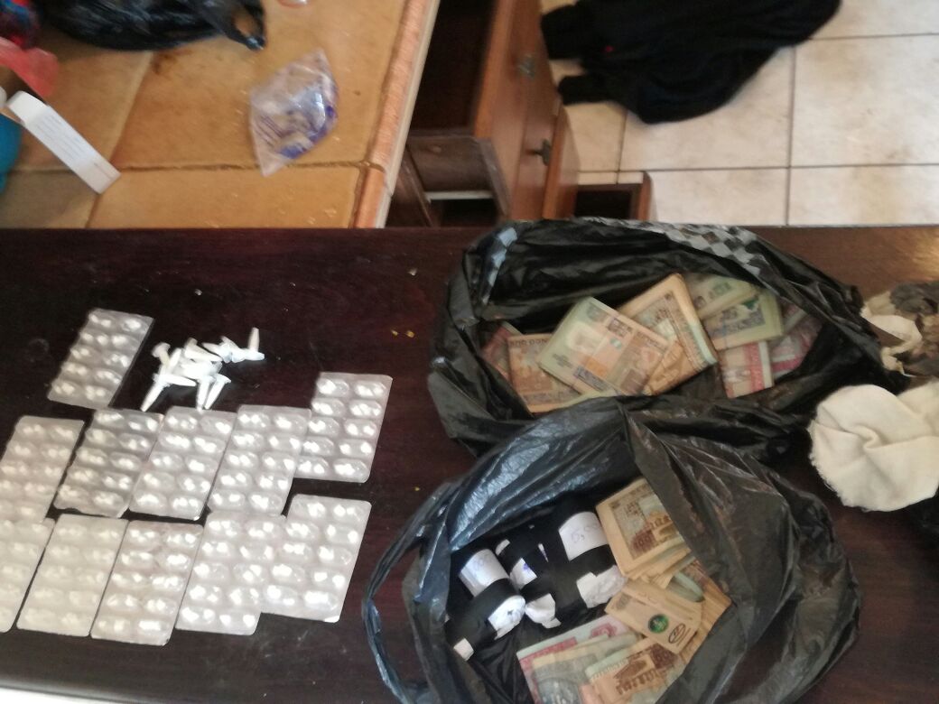 Drogas y dinero en efectivo se le incautó a un presunto pandillero del Barrio 18 en Villa Nueva. (Foto Prensa Libre: MP)