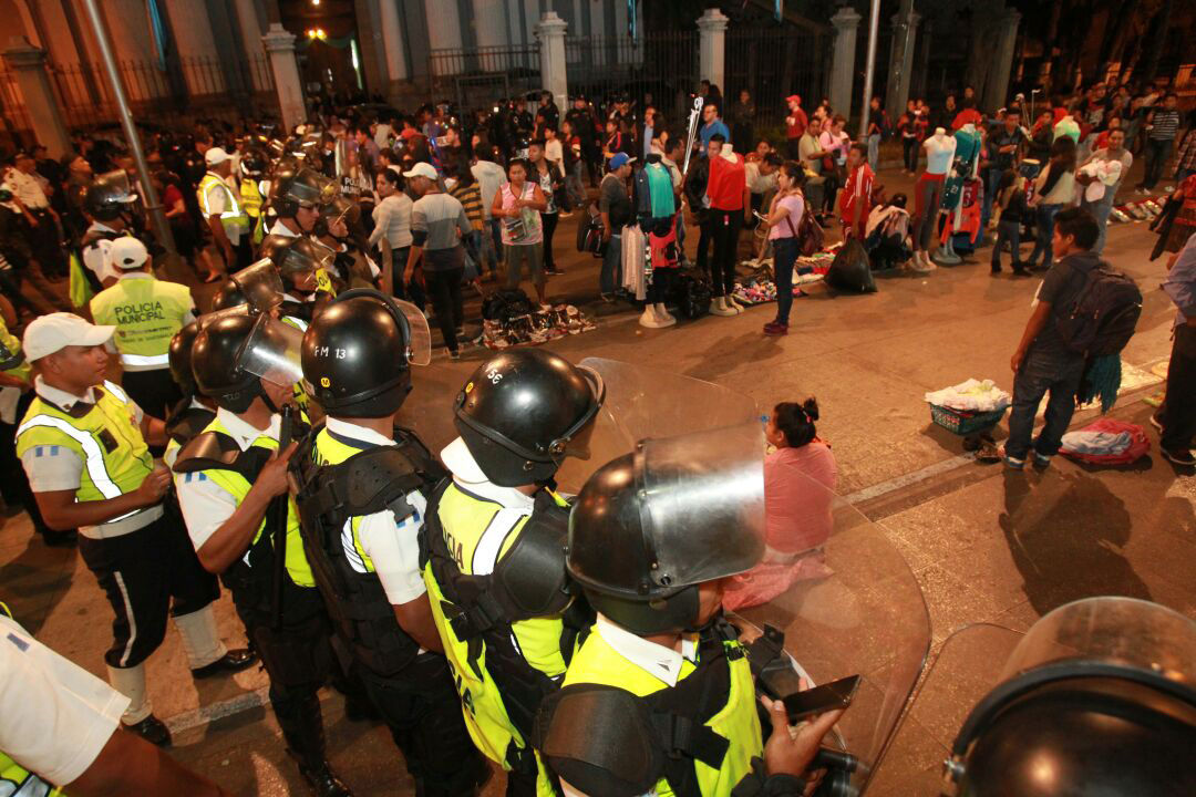 Vendedores ambulantes intentan colocar sus ventas en el Paseo de la Sexta y agentes de la Policía Municipal se los impiden. (Foto Prensa Libre: Hemeroteca PL)
