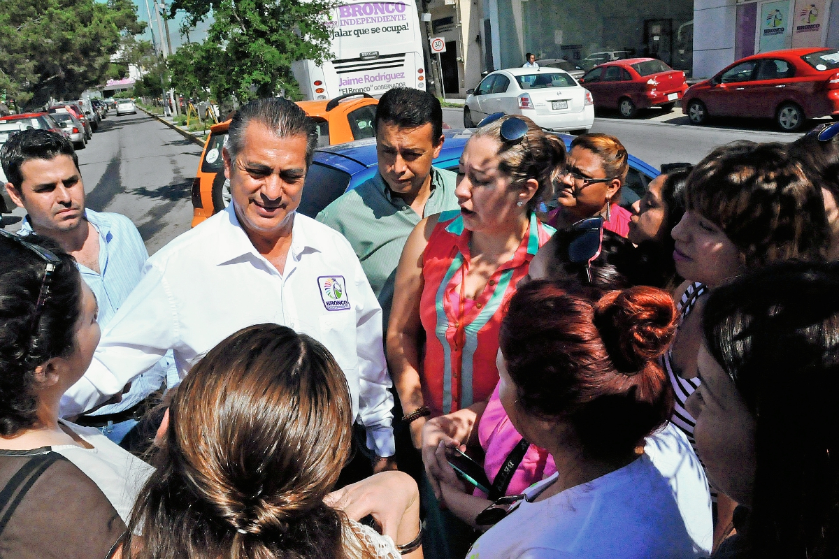 El candidato independiente a gobernador por el estado mexicano de Nuevo León, Jaime Rodríguez, conversa con simpatizantes. (Foto Prensa Libre:EFE).