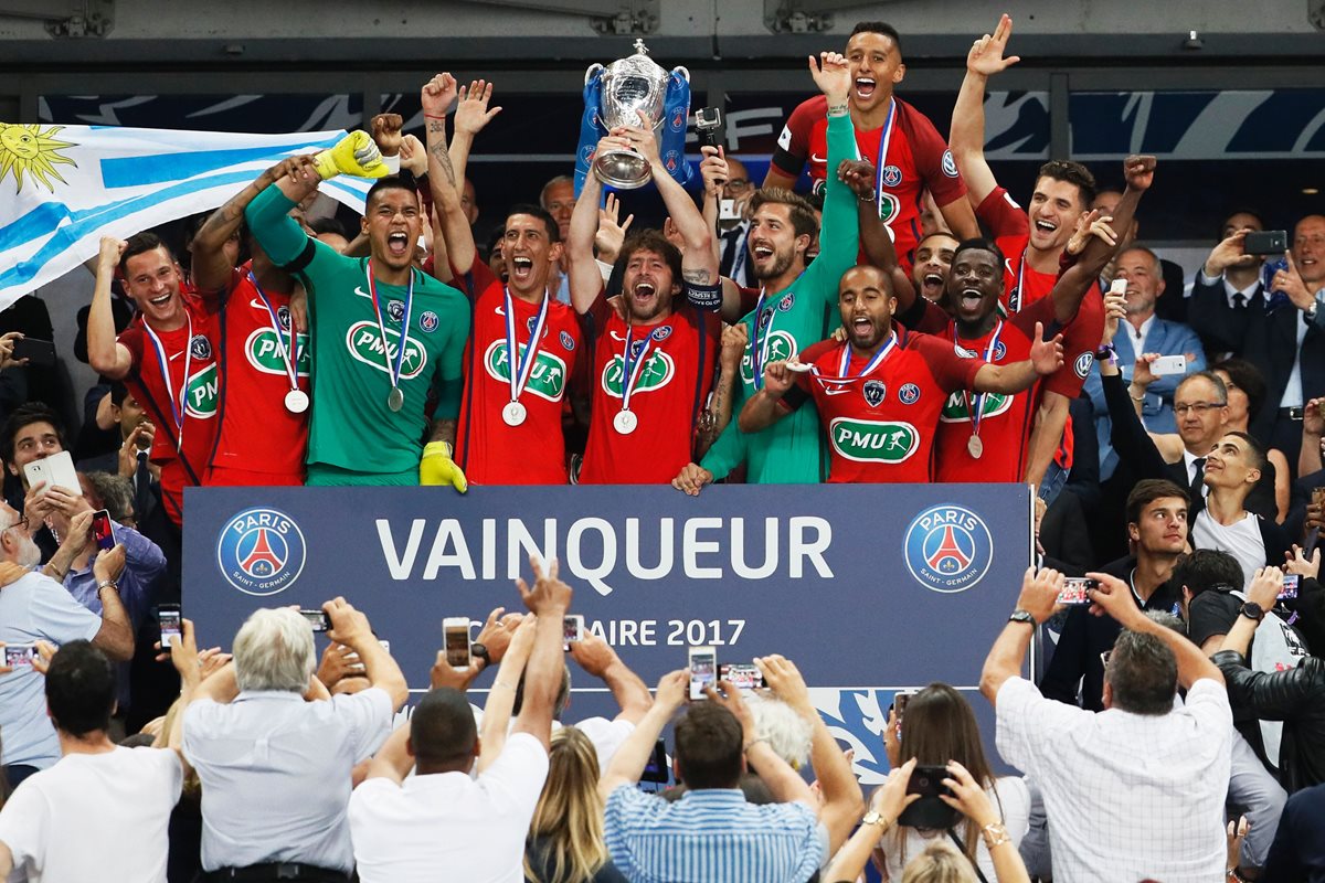 Los jugadores del PSG levantan la Copa de Francia. (Foto Prensa Libre: AFP)