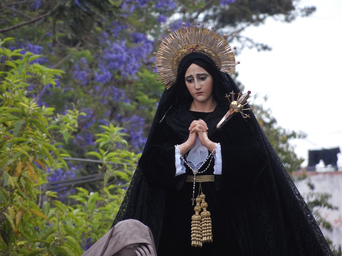 María Santísima de la Soledad del Templo de la Recolección sale en procesión de pésame, vestida de luto riguroso la tarde del Sábado Santo. (Foto: Néstor Galicia)