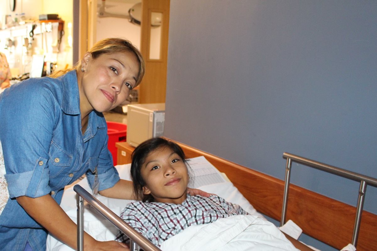Karily Guadalupe Rivas Urízar junto a su mamá, Yenifer Marisol Urízar, luego de la operación.(Foto Prensa Libre: Cortesía Fundación Ayúdame a Escuchar Bárbara Nicolle)