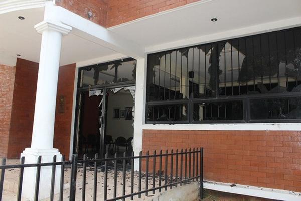 Los vidrios de la puerta y de las ventanas del edificio de Gobernación de Jutiapa fueron destruidos por personas que exigen la reparación de un tramo carretero. (Foto Prensa Libre: Óscar González)  <br _mce_bogus="1"/>
