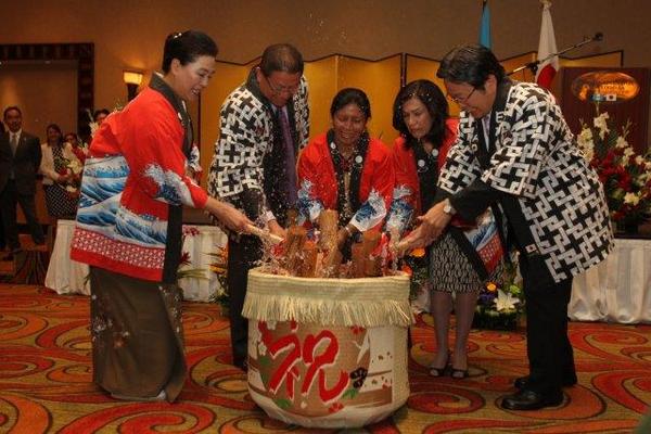 En la  ceremonia del sake: Shinko Kawahara, José Vielmann y Marta Eulalia de Leiva, vicecancilleres guatemaltecos; Cinthya del Águila, ministra de educación y Eiichi Kawahara, embajador de Japón en Guatemala.  Foto Prensa Libre: Edwin Castro