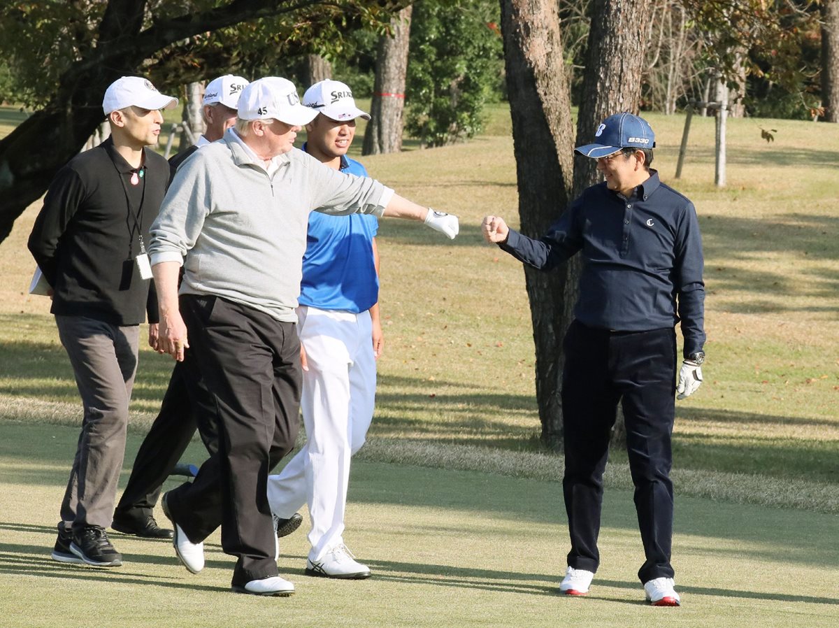 Donald Trump (C) saluda al primer ministro japonés Shinzo Abe (d) jugando golf con el golfista profesional japonés Hideki Matsuyama (2da d) en el Kasumigaseki.(Foto Prensa Libre;AFP).